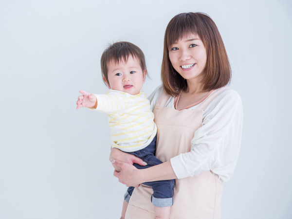 保育士こども抱っこ