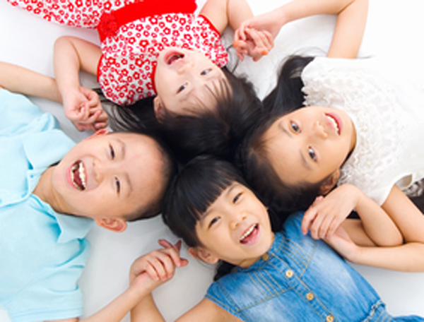 寝転ぶ笑顔の4人の子供